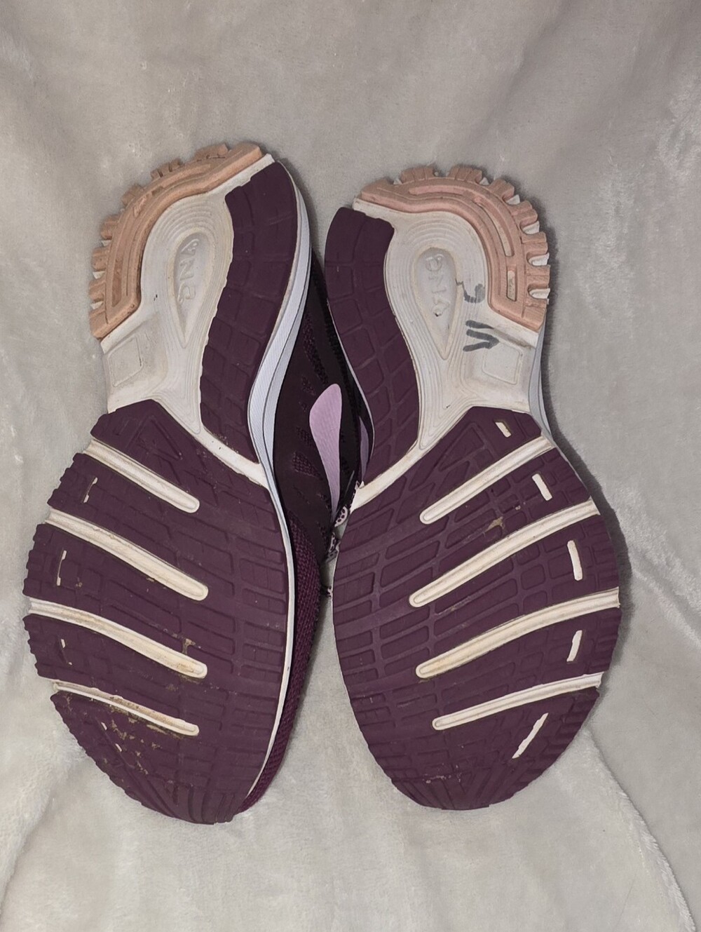 Brooks Revel Plum Running Shoes Size 6 Womens - Picture 7 of 8